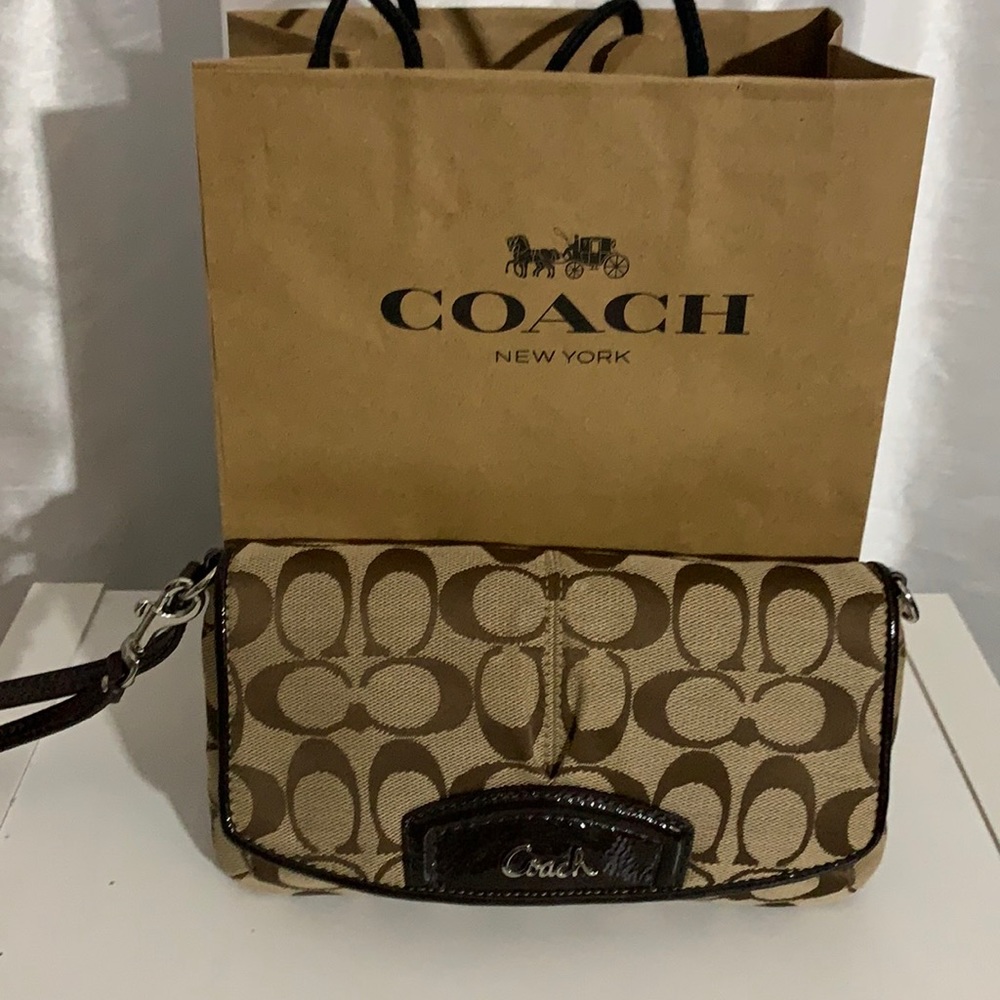 (SOLD) Coach Signature w brown patent leather trim